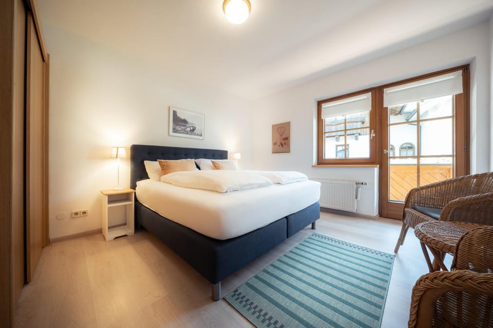 Bed, Living room, Photo of the whole room, Seating area, Bedroom