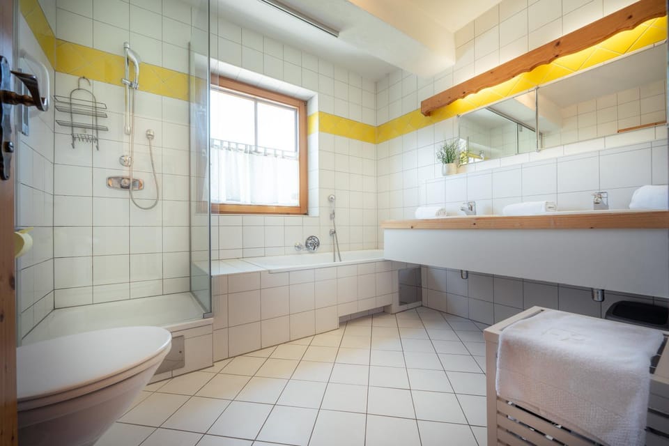 Shower, Toilet, Bathroom, Bath, towels