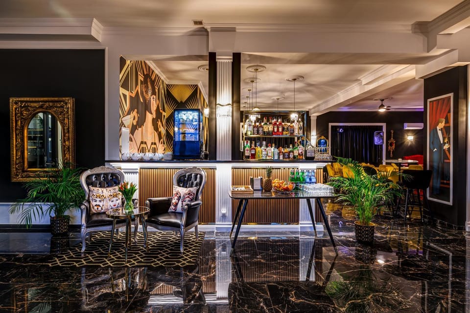 Nightclub / DJ, Lounge or bar