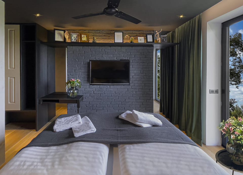 Bed, TV and multimedia, Bedroom