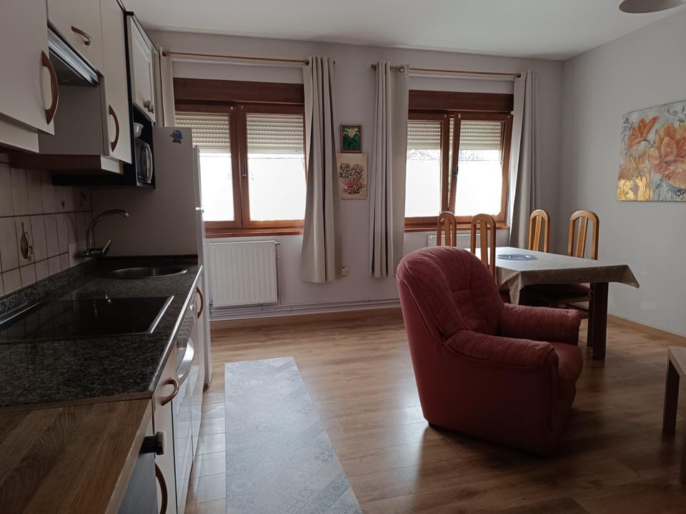 Kitchen or kitchenette, Dining area