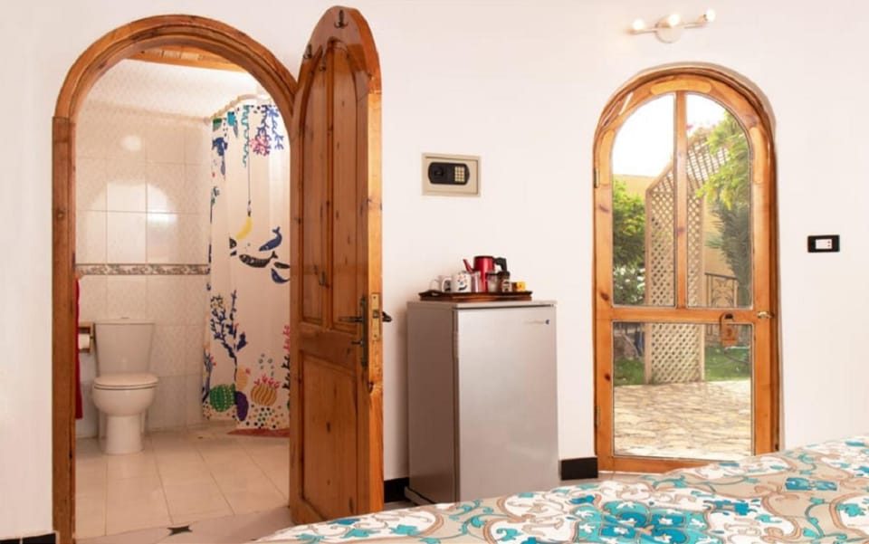 Shower, Toilet, Day, Garden, Bathroom, Coffee/tea facilities, Food and drinks, Food and drinks, Bedroom, On site, Garden view, Garden view