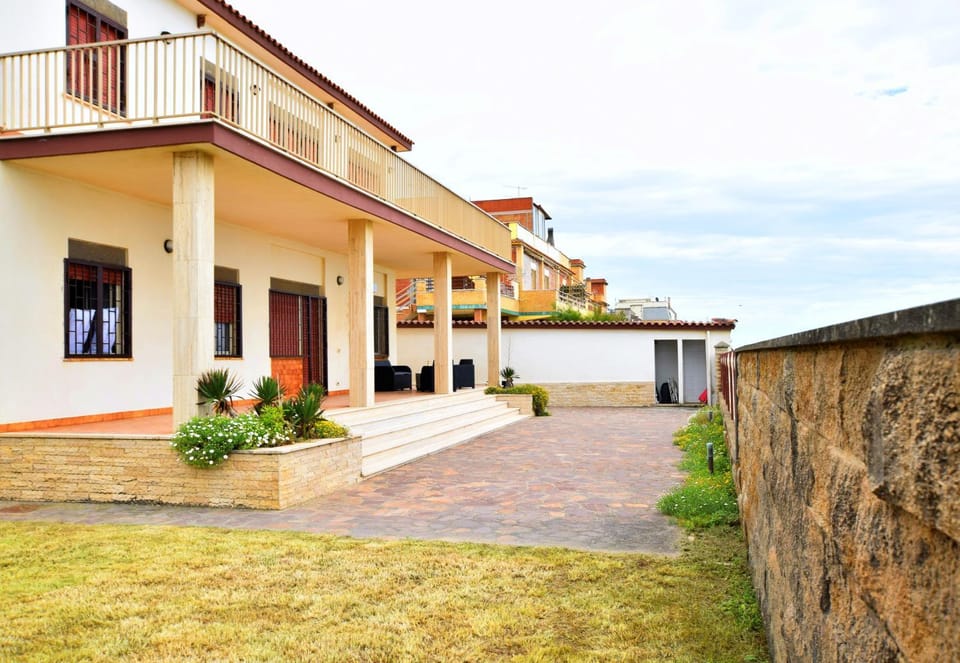 Property building, Patio, Facade/entrance, Garden, Balcony/Terrace, Garden view, Sea view