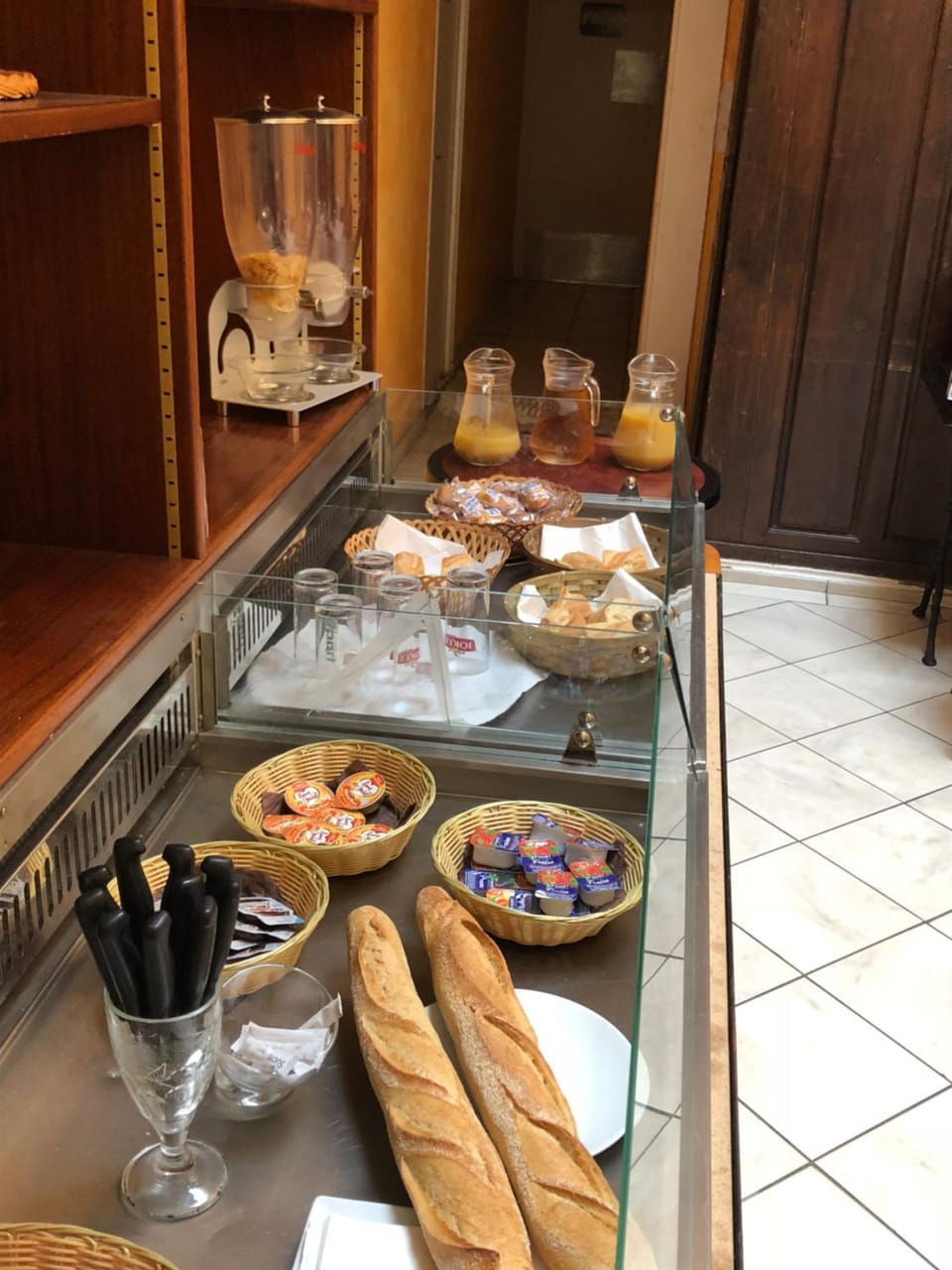 Continental breakfast, Buffet breakfast