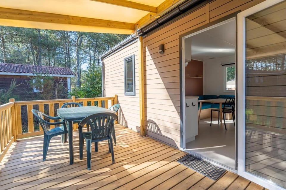Patio, Day, Balcony/Terrace, Dining area