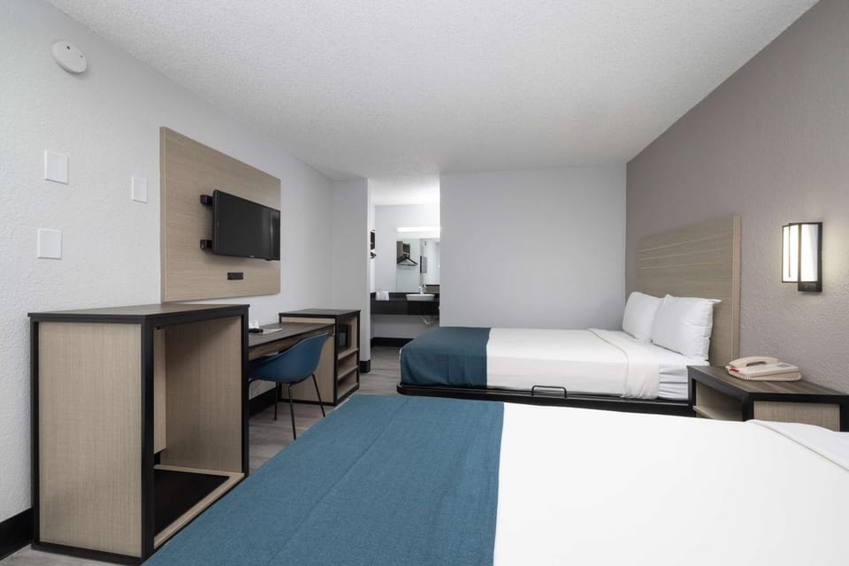 Bed, TV and multimedia, Other, Photo of the whole room, Bedroom