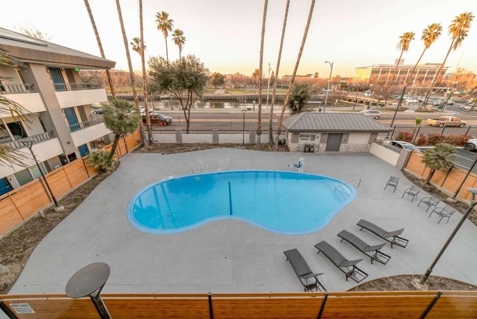 Balcony/Terrace, Pool view, Swimming pool