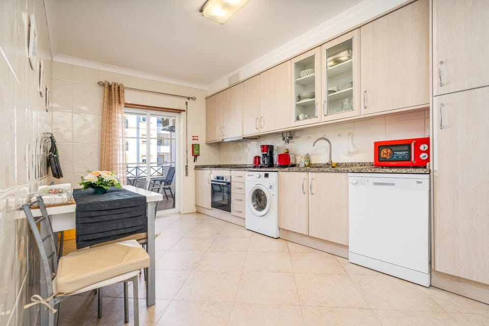 Kitchen or kitchenette, dishwasher, oven, toaster, washing machine