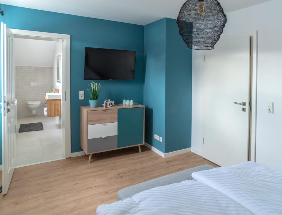 Toilet, Bed, Bathroom, TV and multimedia, Bedroom