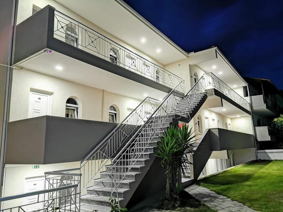 Patio, Facade/entrance, Garden