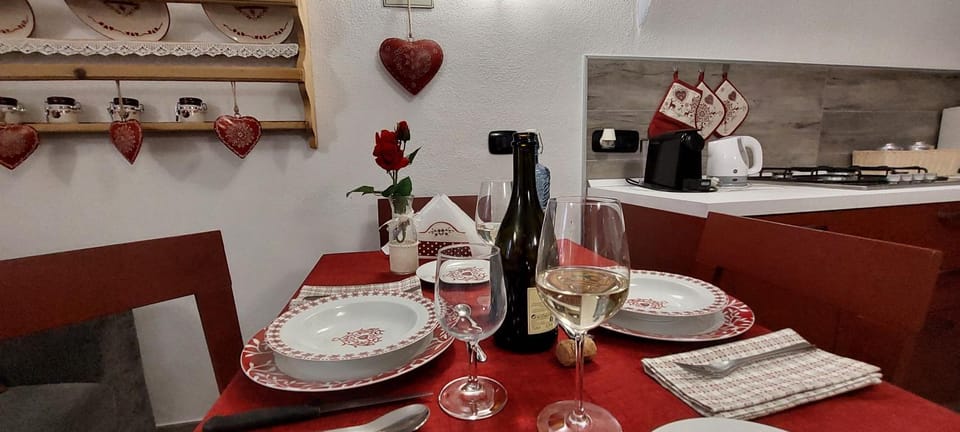 Coffee/tea facilities, Kitchen or kitchenette, Dining area