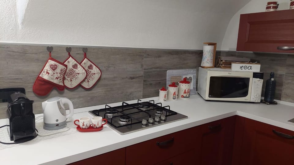 Coffee/tea facilities, Kitchen or kitchenette, stove