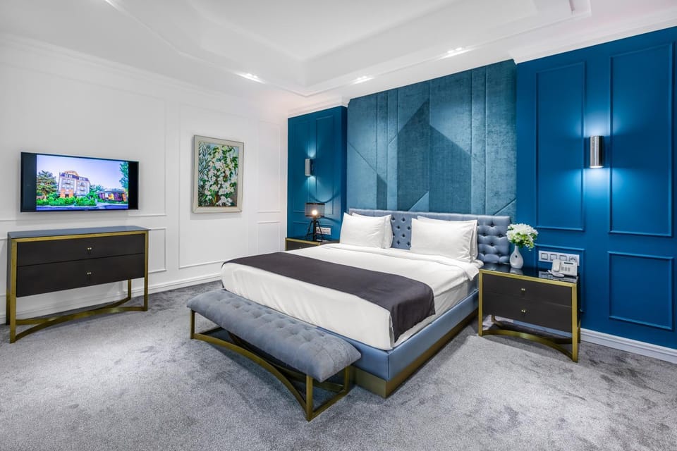 Bed, TV and multimedia, Bedroom