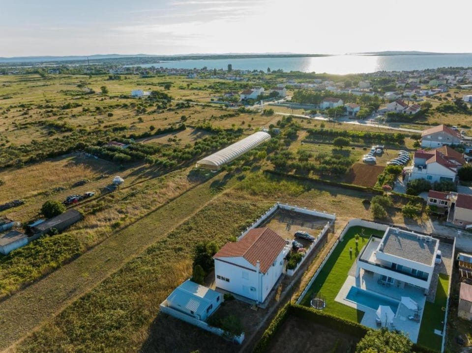 Property building, Neighbourhood, Bird's eye view, Sea view, Location