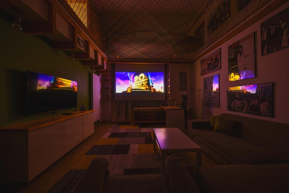 Communal lounge/ TV room, TV and multimedia, Living room, Seating area, Evening entertainment