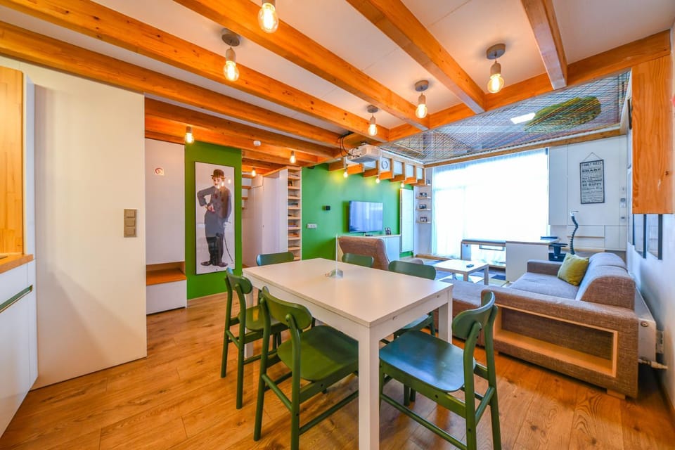 TV and multimedia, Living room, Seating area, Dining area
