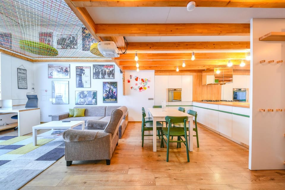 Kitchen or kitchenette, Living room, Seating area, Dining area