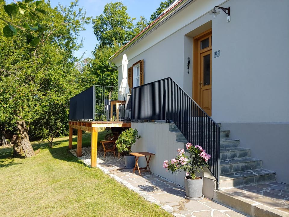 Facade/entrance, Balcony/Terrace