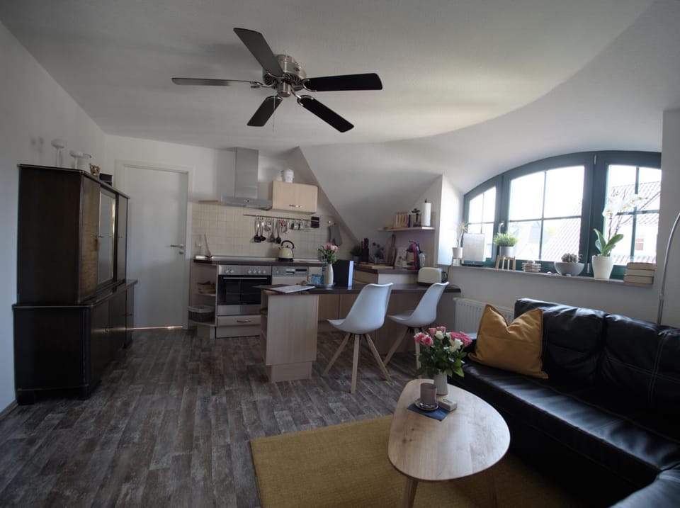 Kitchen or kitchenette, Seating area, Dining area