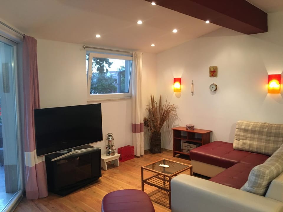 Communal lounge/ TV room, TV and multimedia, Living room, Seating area