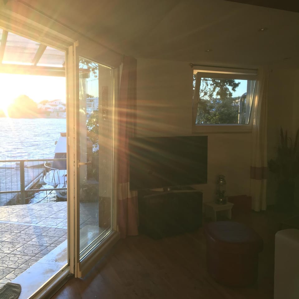 Communal lounge/ TV room, TV and multimedia, Balcony/Terrace, Living room