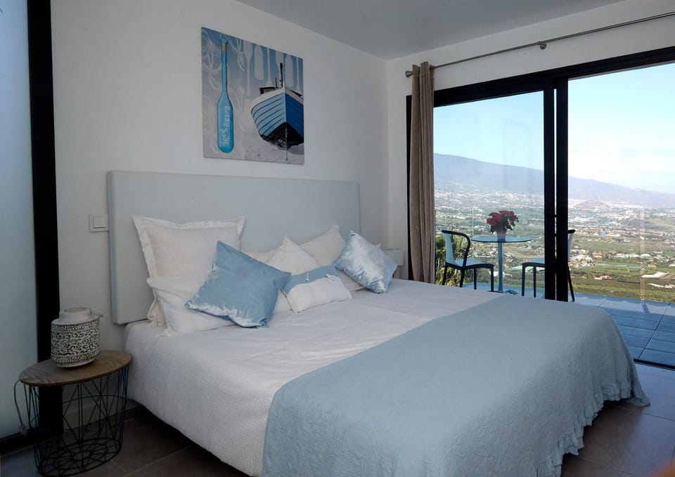 Bedroom, City view, Sea view