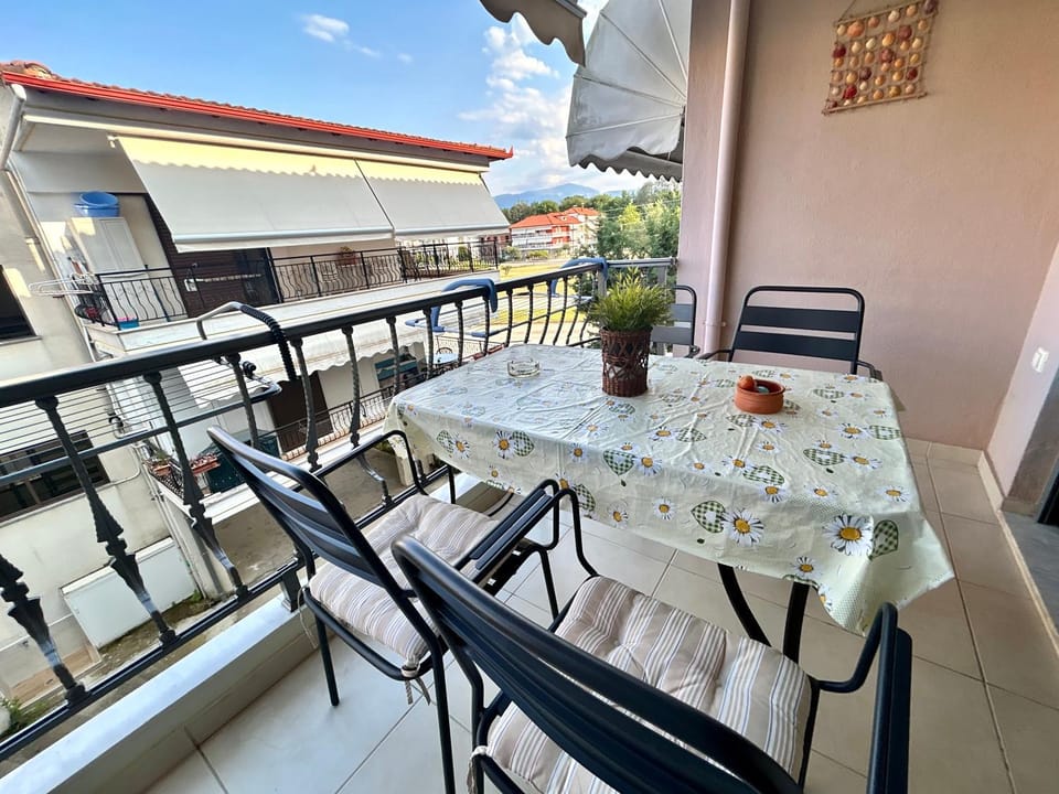 View (from property/room), Balcony/Terrace, Dining area