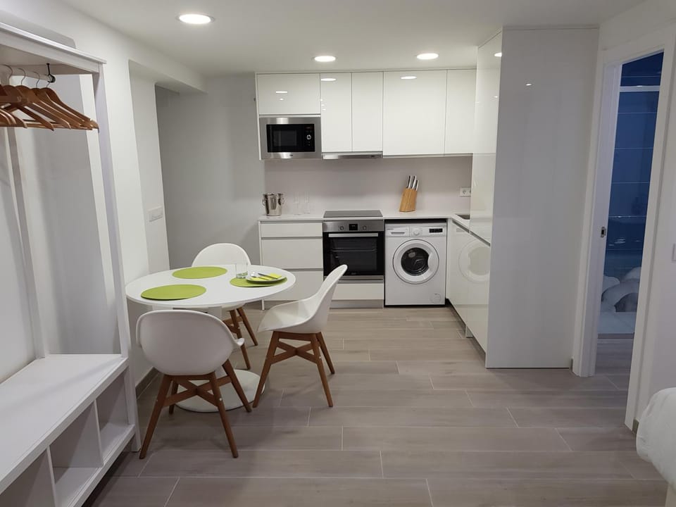 Kitchen or kitchenette, Dining area