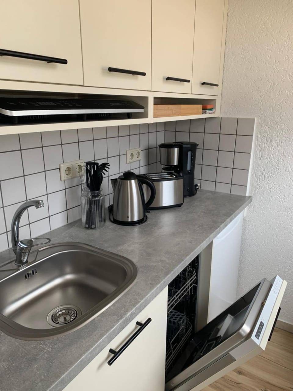 Coffee/tea facilities, Kitchen or kitchenette, dishwasher, stove