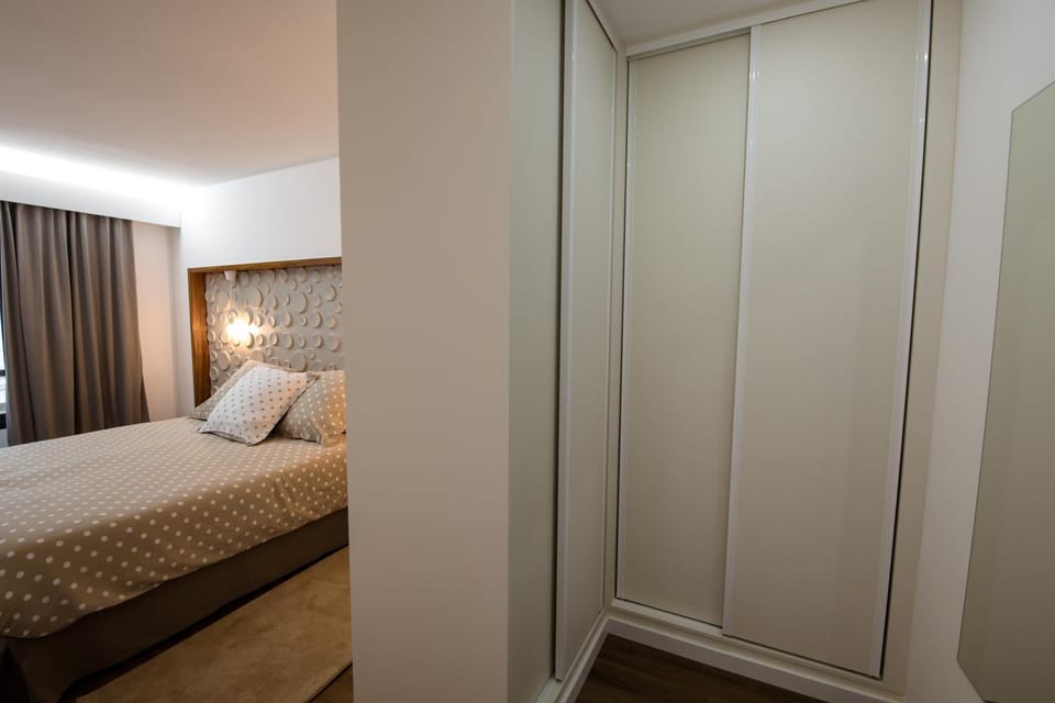 Bed, Property logo or sign, Photo of the whole room, Bedroom