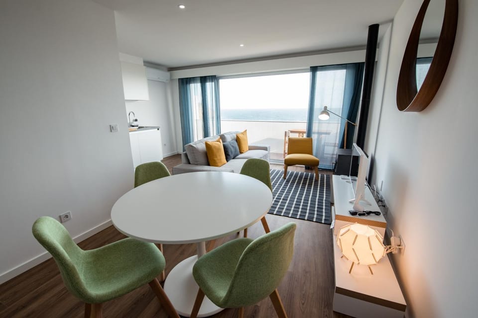 Shower, Toilet, Property logo or sign, TV and multimedia, Coffee/tea facilities, Balcony/Terrace, Kitchen or kitchenette, Living room, Photo of the whole room, Decorative detail, Dining area, Sea view