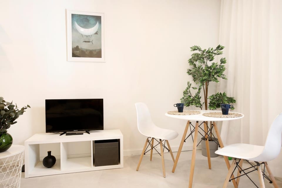 TV and multimedia, Living room, Seating area, Dining area