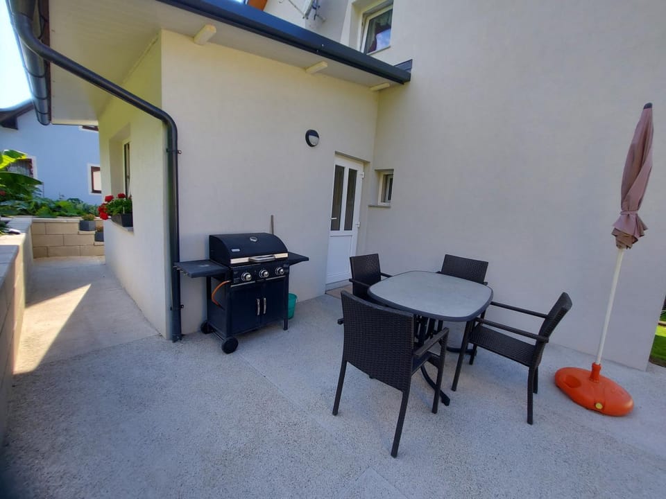 Patio, BBQ facilities