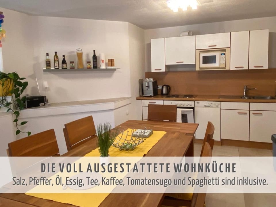 Coffee/tea facilities, Kitchen or kitchenette, Dining area, microwave, stove