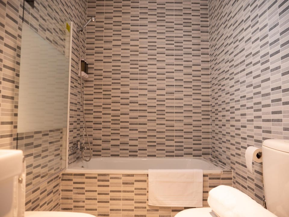 Toilet, Hot Tub, Bathroom