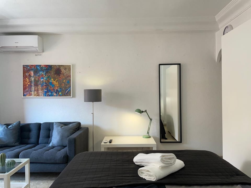 Fuengirola, Los Boliches - Nice Studio Right on the Beach. Apartment in Fuengirola