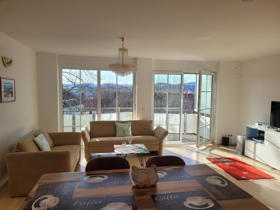 Communal lounge/ TV room, Natural landscape, Living room, Mountain view