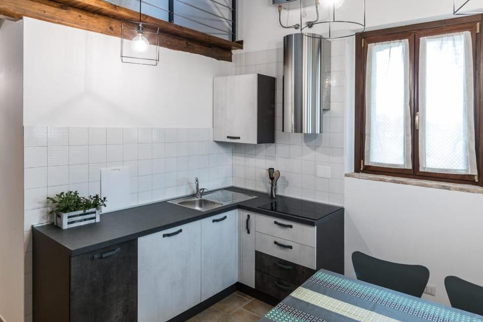 Kitchen or kitchenette, Photo of the whole room, Dining area