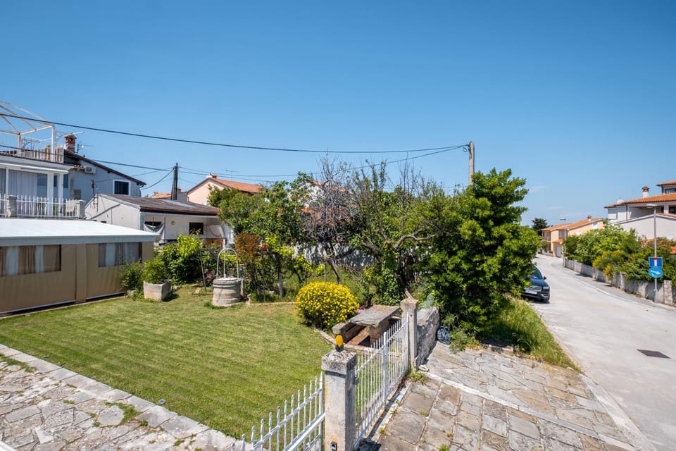 Property building, Spring, Day, Neighbourhood, Street view