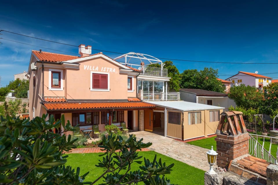 Patio, Facade/entrance, Garden, Decorative detail, Seating area, Garden view, Sea view, Street view