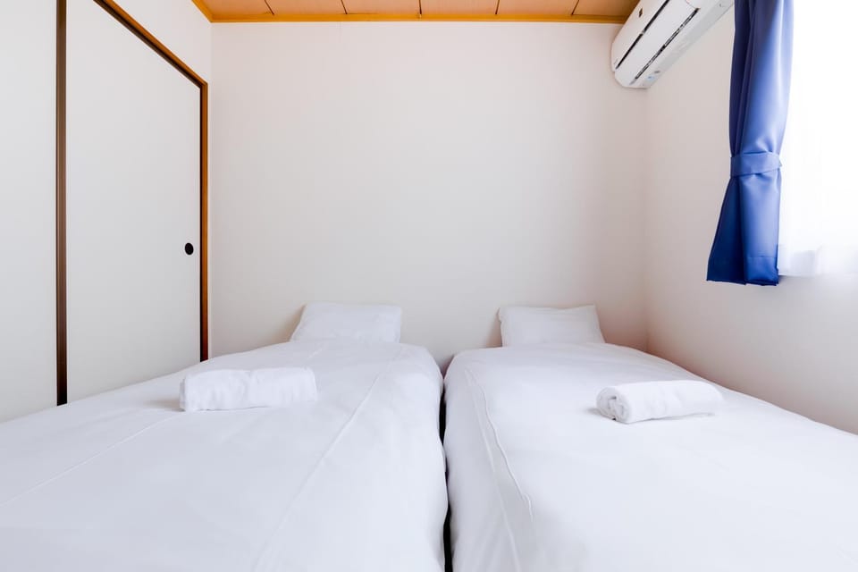 Photo of the whole room, Bedroom