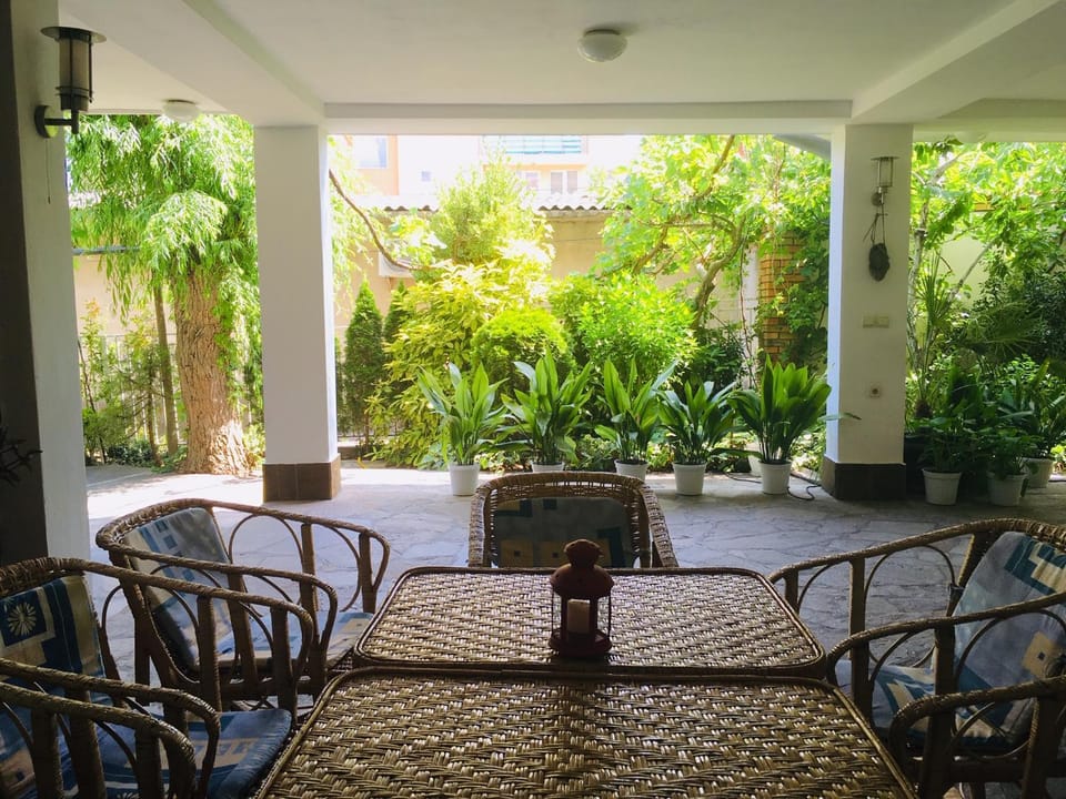 Patio, Lounge or bar