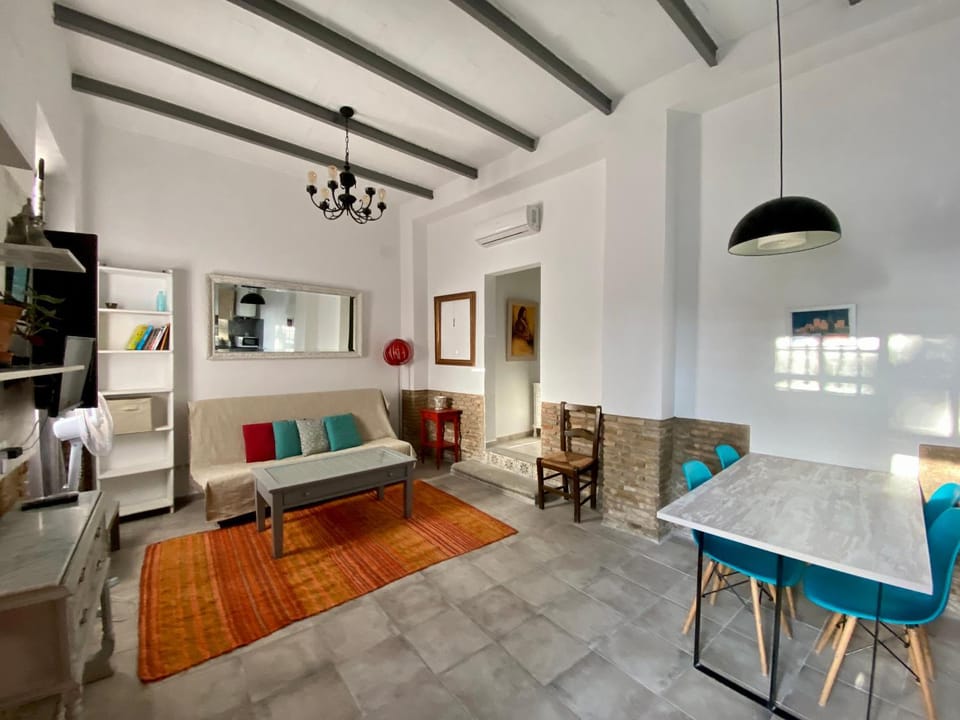 Photo of the whole room, Dining area