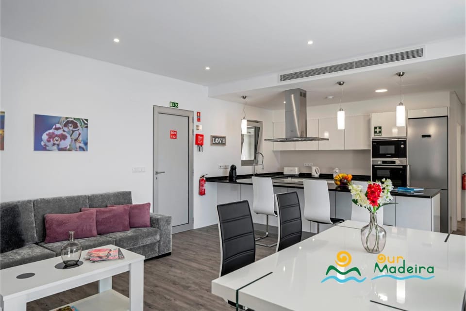 Kitchen or kitchenette, Living room, Seating area, Dining area