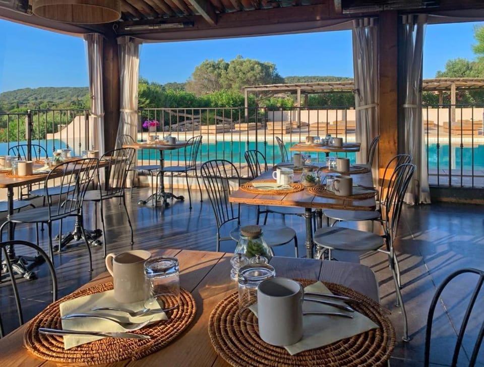 Restaurant/places to eat, Pool view
