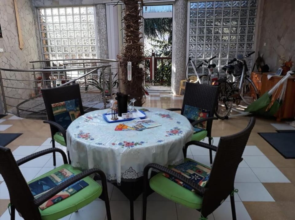 Restaurant/places to eat, Living room, Seating area