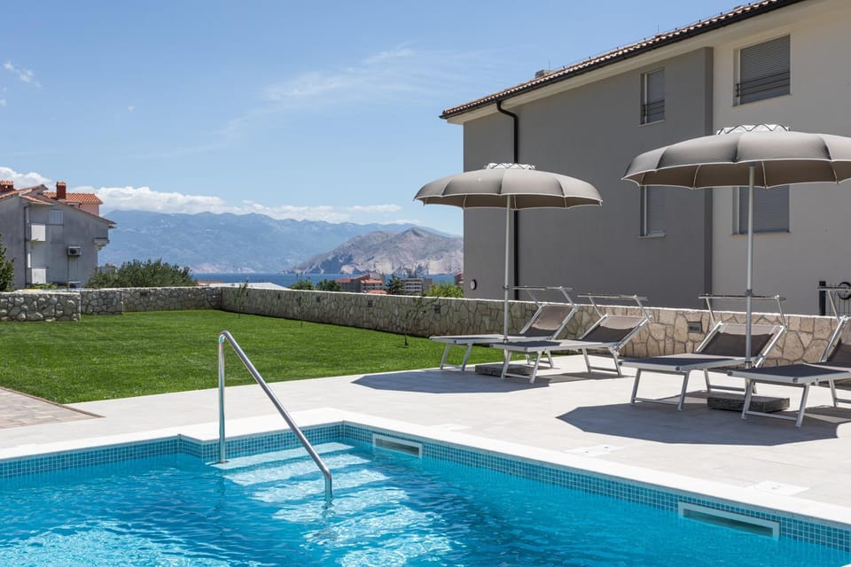 Patio, Spring, Mountain view, Pool view, Swimming pool, sunbed