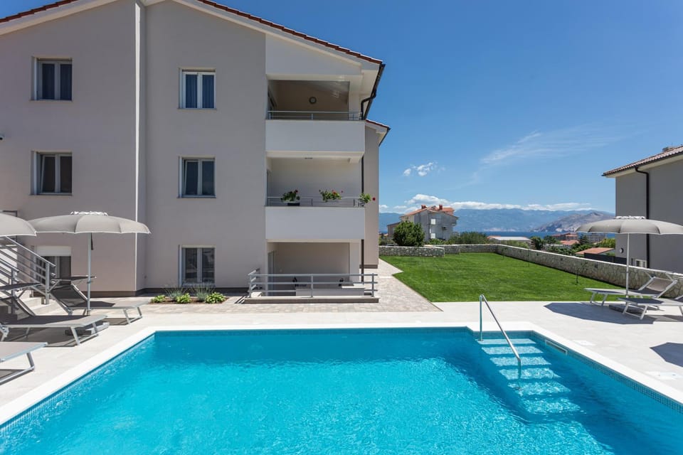 Property building, Natural landscape, Pool view, Sea view, Swimming pool, sunbed