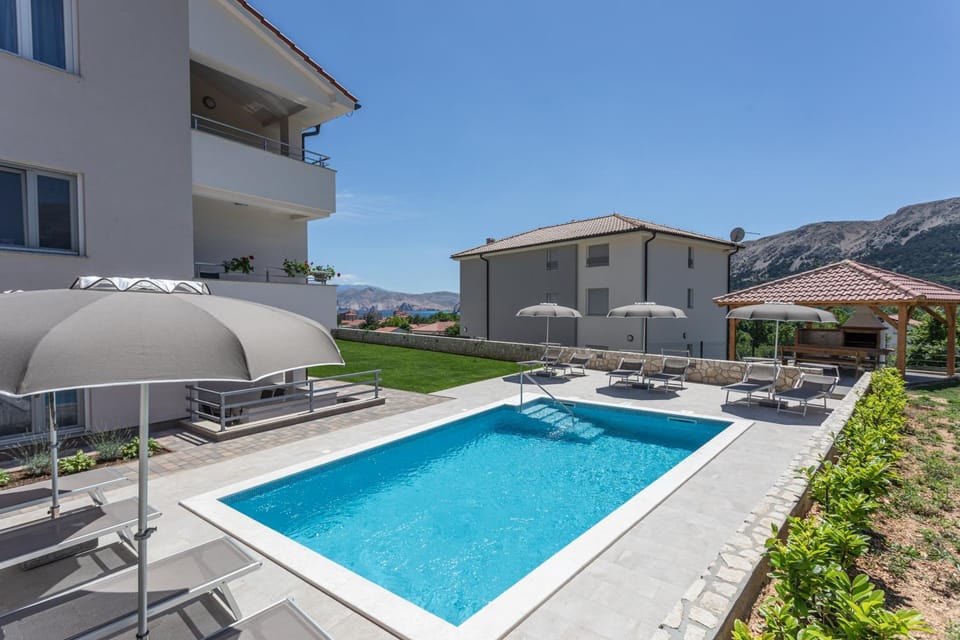 Property building, Patio, Natural landscape, Mountain view, Pool view, Swimming pool, sunbed