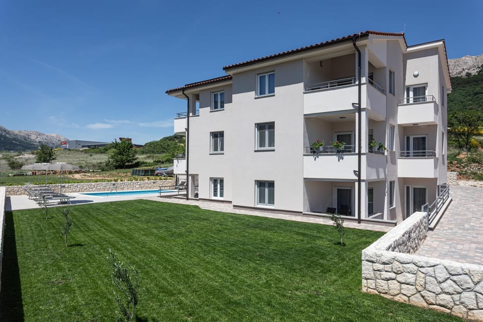 Property building, Garden, Swimming pool